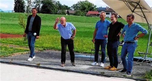 Premiere mit Kugeln: (von links) Herbert Strauch (Vorsitzender Chiemgauer Seenplatte und Bürgermeister Übersee), Johann Kölbl (Amt für Ernährung, Landwirtschaft und Forsten (AELF)), Anton Baumgartner (Bürgermeister Breitbrunn), Christian Fechter (LAG-Manager und Geschäftsführer) sowie TSV-Vorsitzender Dr. Ulrich Cuntz testen die Boulebahn auf Herz und Nieren. Foto Wastl