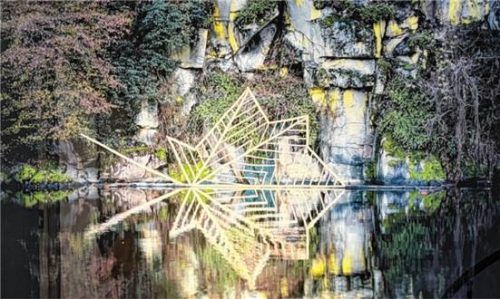 „Radeau d’automne“: Esskastanienäste entrindet, Douglasienstämme, im Vallee de la Creuse, Frankreich.