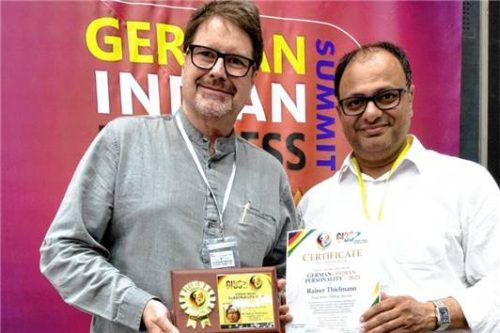Rainer Thielmann (links) erhielt die Auszeichnung aus den Händen von Dr. Rajesh Mishra.Foto re