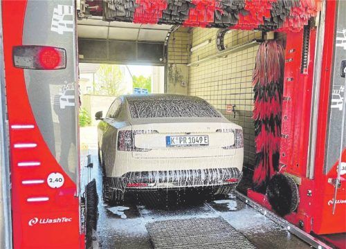 Regelmäßige Autopflege: 27 Prozent fahren mehrmals pro Monat in die Waschanlage. Foto PFAU