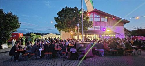 Reges Treiben herrschte den ganzen Abend lang am Bürgermeister-Stöcklhuber-Platz. Fotos emk