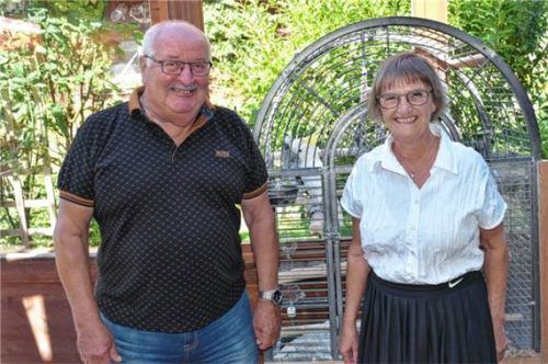 Robert und Martha Maier stehen vor ihren beiden Papageien. Foto Sybilla Wunderlich