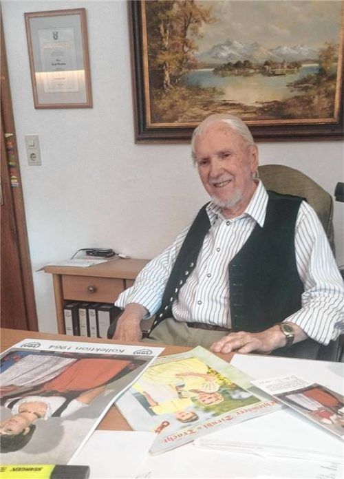 Rudolf Ehrenleitner an seinem Schreibtisch in Übersee, wo der 90 Jahre alte Senior heute noch oft sitzt, umgeben von den Fotos seiner Familie und Dirndln aus vielen Jahrzehnten Firmengeschichte.