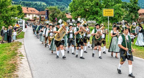 Rund 2.000 Trachtler feierten mit zahlreichen Zuschauern den großen Festsonntag zum 130-jährigen Bestehen des GTEV „Hochries-Samerberg“.