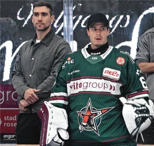 Ryan McKiernan, hier neben Goalie Christopher Kolarz, musste verletzt von der Bank zuschauen.Foto Hans-Jürgen Ziegler