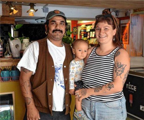 Sahas und Anna Subedi an der Bar in ihrem neuen Café „Mono Mono“.