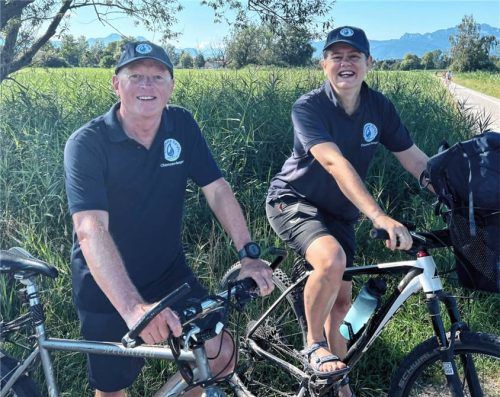 Sattelfest: Christian Augsten und Katharina Schwangler sind als Chiemsee Ranger auf Touren im Einsatz.