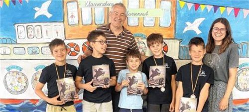 Schachbuch-Autor Roland Voggenauer mit den Schach-Talenten (von links) Valentin (3d Wildenwart), Dominik, Simon, Marinus (4c Prien) und Jonathan (4d Prien) sowie mit Klassenlehrerin Julia Wildenberger (4c). Foto Hötzelsperger