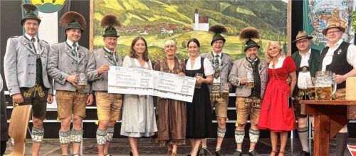 Scheckübergabe beim Bieranstich: (von links) Festleiter Anton Schauer, Zweiter Vorsitzender Michael Schrödl, Kassier Simon Stuffer, Bürgermeisterin Susanne Kunz, Vorsitzende Ramona Sattlberger, Schriftführerin Veronika Wörndl, Kassier Michael Sattlberger, Festleiter Fred Wiesholzer sowie Marisa Steegmüller, Franz Amberger und Matthäus Wallner von Flötzinger Bräu. Foto Hötzelsperger