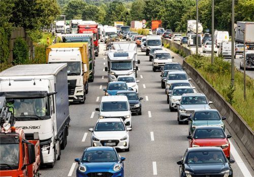 Schleppend läuft der Verkehr auf einer Autobahn. Foto dpa