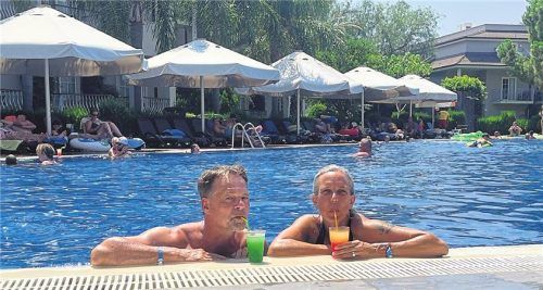 Schon tagsüber schlürft der Autor mit Frau Niki Cocktails im Pool. Das hebt die Stimmung.