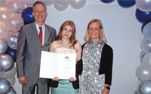 Schulleiter Christian Coenen mit der Jahrgangsbesten, Elina Marie Zeiner aus der Klasse 10b (Mitte), und Geschäftsführerin Nicole Strasser. Foto Füchtner