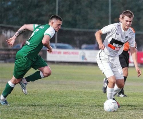 SG-Spieler Dominik Kohwagner (rechts) beim Duell gegen Holzkirchen.Foto Walter Semerad