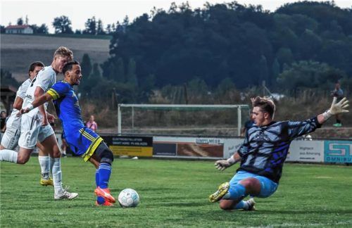 SG-Torhüter Moritz Löffl verhindert in dieser Szene die riesige Torchance von Peterskirchens Jonas Huber, links ist Ulrich Hubl noch mit dabei.Foto Christian Mühlhofer