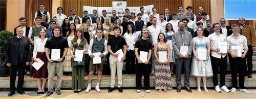 Sie sind die Besten der gewerblichen Berufsschule und wurden mit einem Staatspreis geehrt. 54 Absolventen freuten sich über die Auszeichnung. Gratulationen gab es von Schulleiter Wolfgang Kurfer (links) sowie dem stellvertretenden Schulleiter Rudolf Ritter und Landrat Andreas Danzer (Mitte, von rechts). Foto wittenzellner