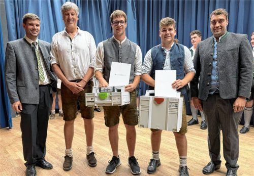Sie sind die prüfungsbesten Zimmerer-Gesellen: Innungssieger Stefan Annabrunner und Franz Grill (Dritter und Vierter von links). Stellvertretender Kreishandwerksmeister Andreas Graßl, Innungsobermeister Martin Kollmeier und Prüfungsausschussvorsitzender Christian Weiß (von links) gratulierten.Foto Wittenzellner