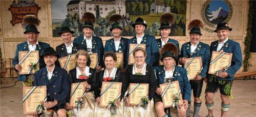 Sie wurden aufgrund ihrer Verdienste zu Ehrenmitgliedern ernannt: (stehend, von links) Franz Aigner, Peter Aigner, Sepp Hacher, Thomas Mayer, Franz Kink, Andreas Scheck, Christian Memminger und Hans Scheck sowie (sitzend, von links) Ludwig Aigner, Claudia Bodenstein, Claudia Hacher, Christina Mayer und Martin Heiler. Foto Wunderlich