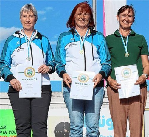 Siegerehrung im Zimmerstutzen-Bewerb der Damen mit Sandra Georg und Angela Eisenberger (von links).Foto re