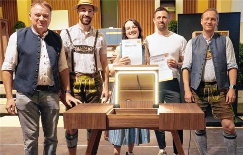 Siegerin des Gestaltungswettbewerbs „Die Gute Form“ auf Innungsebene ist Melanie Rehrl mit ihrem Schminktisch. Es gratulierten (von links) Obermeister Andreas Weinzierl, Lehrlingswart Alexander Eckart, Johannes Stöger (Geschäftsführer des Ausbildungsbetriebs) und Innungs-Kulturwart Florian Schützinger. Foto Wittenzellner