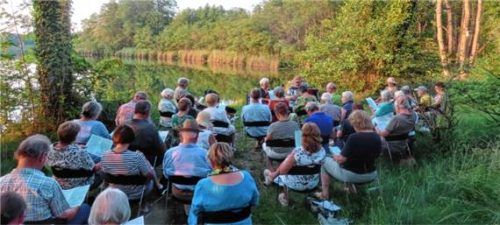 „Singen am See“ unter den Bäumen im Garten von Schloss Hartmannsberg. Foto EBES-Volksmusik