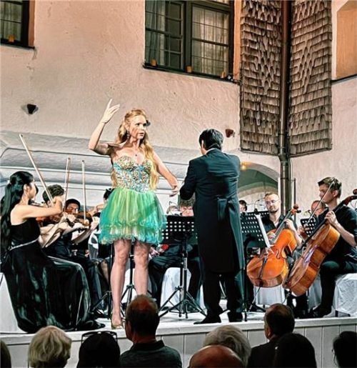 Solistin Sara Casey bei der berühmten Puppenarie aus „Hoffmanns Erzählungen“. Foto pillatzki