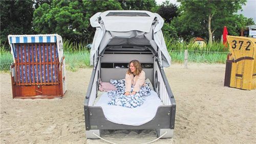 Spannender Selbstversuch: Die Autorin im Schlaf-Strandkorb in Eckernförde. Fotos Ricarda Diekmann/dpa-tmn