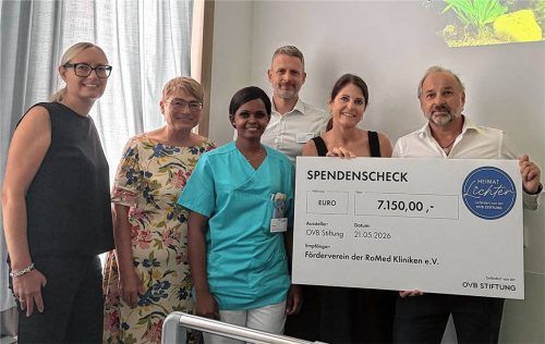 Spendenübergabe im Romed-Klinikum Wasserburg: (von rechts) Oliver und Michaela Döser, die aus der OVB-Stiftung unter der Dachmarke „HeimatLichter“ einen Scheck über 7.150 Euro überreichten, mit Pflegedienstleiter Simon Brunnlechner, Stationsleiterin Ruth Orban, Romed-Pflegedienstdirektorin Judith Hantl-Merget und Rosi Gantner, OVB-MEDIA-Chefredaktion. Foto Duczek