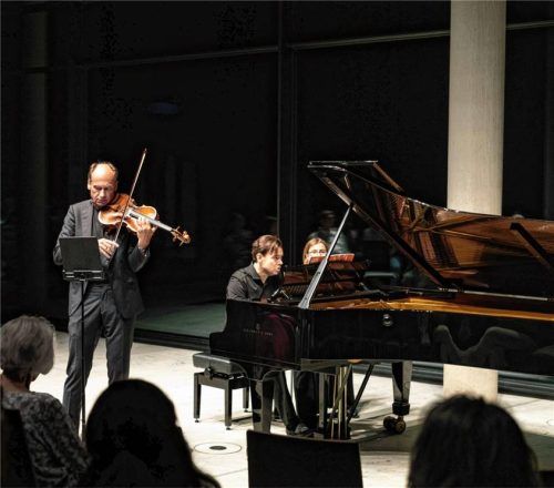 Spielten radikal und ungeschönt: Bratschist Johannes Erkes und Pianist Dejan Lazic. Fotos Carla Erkes