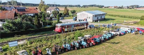 Standesgemäß und historisch mit dem „LEO“ zum Oldtimertreffen nach Aindorf reisen. Die Testfahrt mit den Oldtimerfreunden Pittenhart war, wie Erster Vorstand Christoph Niedermaier von sich gibt, „bärig, und auf die Bahn ist Verlass“. Foto  Künzner-Hingerl