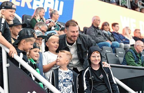 Star-Besuch im Rosenheimer Stadion: Stanleycup-Sieger Phillip Grubauer ließ sich das Starbulls-Testspiel auf Heimaturlaub nicht entgehen.Foto Hans-Jürgen Ziegler