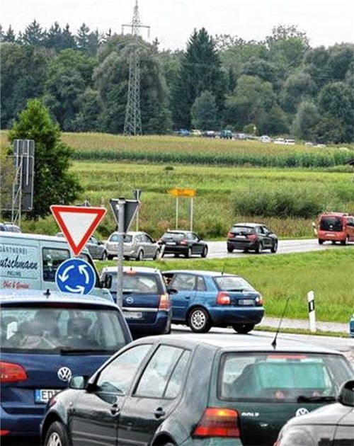 Stau am Kreisverkehr an der A8-Anschlussstelle bei Grabenstätt (Archivbild). Foto FDL/Kirchhof