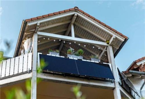 Steckersolaranlagen ermöglichen Haushalten die dezentrale Stromerzeugung und tragen zur Reduzierung der Stromkosten bei. Foto IMAGO / W2Art