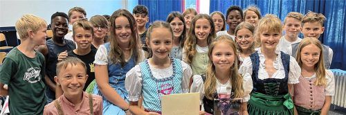 Stolze Gewinner: Die Schülerinnen und Schüler der Klasse 5f des König-Karlmann-Gymnasiums Altötting.Foto re