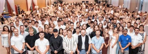 Strahlende Gesichter bei den Ausbildungs- und Weiterbildungsabsolventen des vergangenen Jahres.Foto Bauer