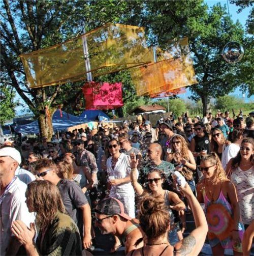 Tanzen im Seebrucker Strandbad: Es gab elektronisch gemischte Musik, deren Rhythmen man sich einfach kaum entziehen konnte. Foto Kirsten Benekam