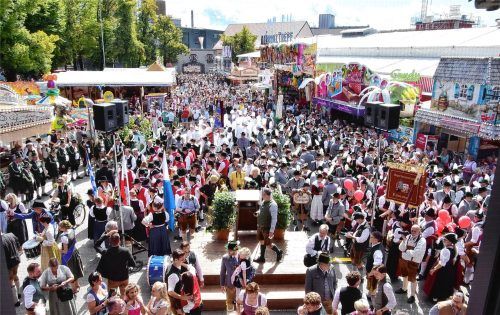 Tausende Menschen nahmen auch heuer wieder an der Eröffnung des Rosenheimer Herbstfests teil. Foto Schlecker