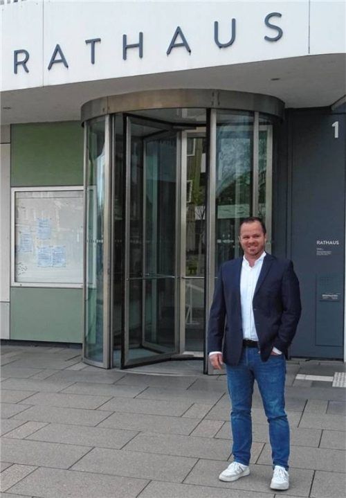 Thomas Rothmayer (Parteifreie) vor dem Rathaus. Foto re