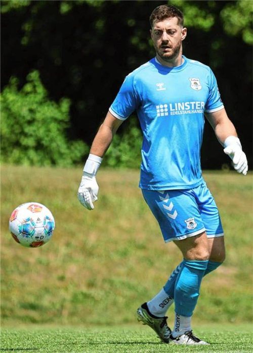 Torwart Maximilian Hopf grüßt mit dem SV Aschau/Inn derzeit von der Tabellenspitze. Die „Veilchen“ haben am Freitagabend daheim das nächste Top-Spiel.Foto Christian Butzhammer