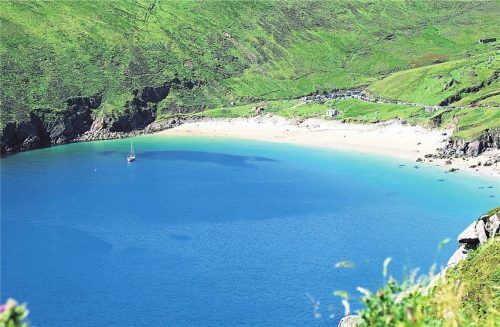 Türkisblaues Meer und Sandstrand: Keem Bay (gr. F.). Liz Barrett (l.) kannte Heinrich Böll persönlich. Fotos Picture alliance/ dpa, Achill Tourism