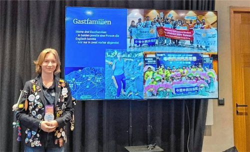 Typisch Rotary: Austauschschülerin Frida trägt stolz ihre Jacke mit den zahlreichen Erinnerungsbuttons, die sie während ihres Auslandsaufenthalts gesammelt hat. Foto Rotary Club Rosenheim-Innstadt