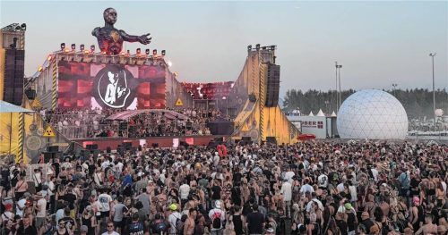 Über 30.000 Fans feierten beim Echelon-Festival in Bad Aibling, hier vor der Hauptbühne. Foto Patricia Huber