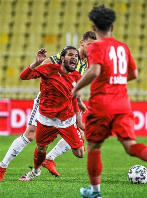 Ugur Mustafa Türk wird hier im Trikot von Sivas Belediyespor in einem Spiel des türkischen Pokals gegen Fenerbahce Istanbul zu Fall gebracht. Foto Imago/Sebnem Coskun