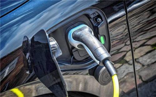 Um die Anschaffung des Elektro-Sprinters zu unterstützen, hat der Rat Gstadt eine Finanzspritze beschlossen. Foto IMAGO