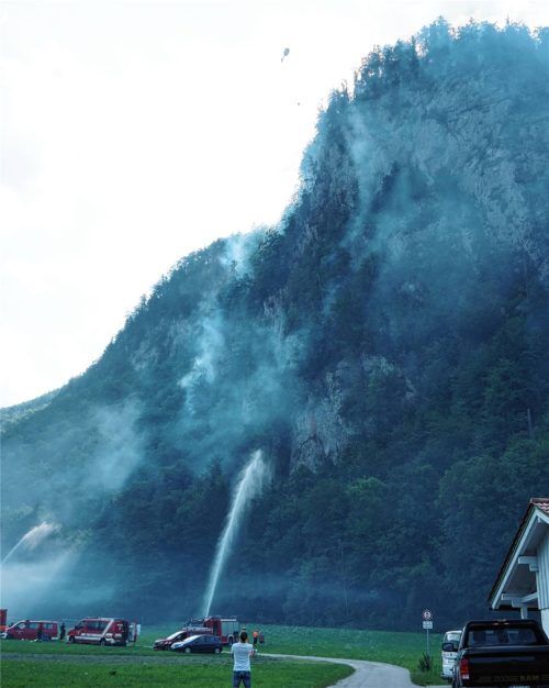 Um die Flammen bei Oberwössen in den Griff zu bekommen, rief der Landkreis Traunstein am Donnerstagmittag den Katastrophenfall aus. Die am Berg angrenzenden Wiesen werden bewässert.Foto sowa