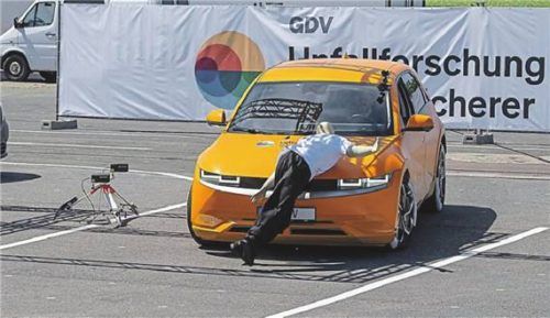 Unfallstudie über Elektroautos: Die UDV untersuchte die erhöhte Gefahr beim Abbiegen. Foto HARALD ALMONAT/GDV