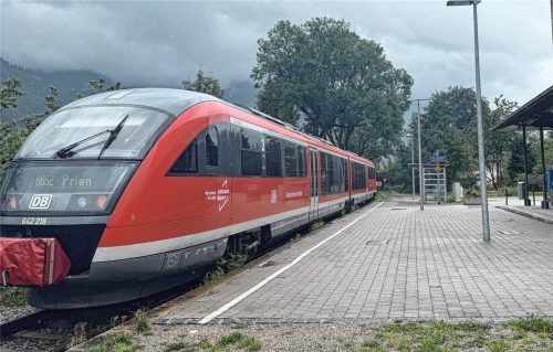 Ungewohnter Zug am Priener Bahnhof: Ein neues Zugmodell kam auf der Strecke nach Aschau zum Einsatz – mit ebenerdigem Zustieg. Foto Nägele