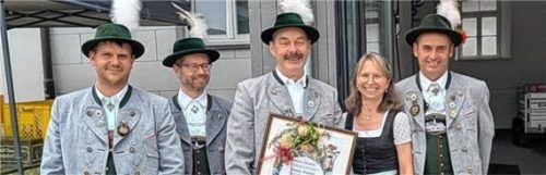 Unser Bild zeigt (von links) Andreas Rausch (Vorsitzender), Rudi Posch (Kassier), Hans Rumpl (Ehrenfähnrich), Anna Lechert (Schriftführerin) und Andreas Höhensteiger (Zweiter Vorsitzender). Foto  "Immergrün" Pfaffenhofen