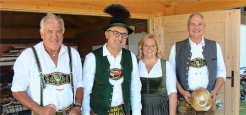 Unter dem Vordach der neuen Hufeisenhütte stehen (von links) Vorsitzender Hans Dräxl, Pfarrer Christoph Rudolph, Bürgermeisterin Susanne Grandauer und Bernhard Oberauer, Vorstandsmitglied und Bauleiter. Foto Volkhard Steffenhagen