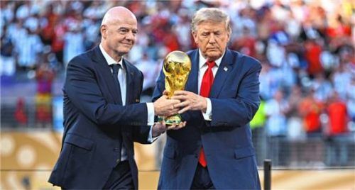 US-Präsident Donald Trump (rechts) und FIFA-Präsident Gianni Infantino überreichen den WM-Pokal. Foto dpa