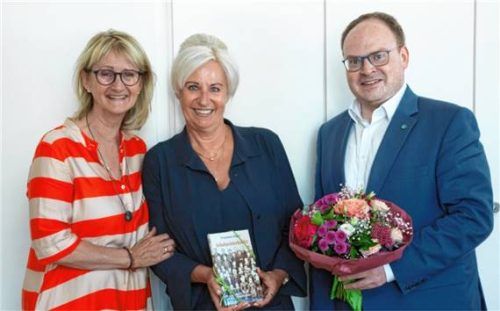 Verabschiedung im Rathaus: (von links) Petra Lanzinger von der Schulverwaltung, Marion Bezold und Bürgermeister Andreas Friedrich. Foto Berger